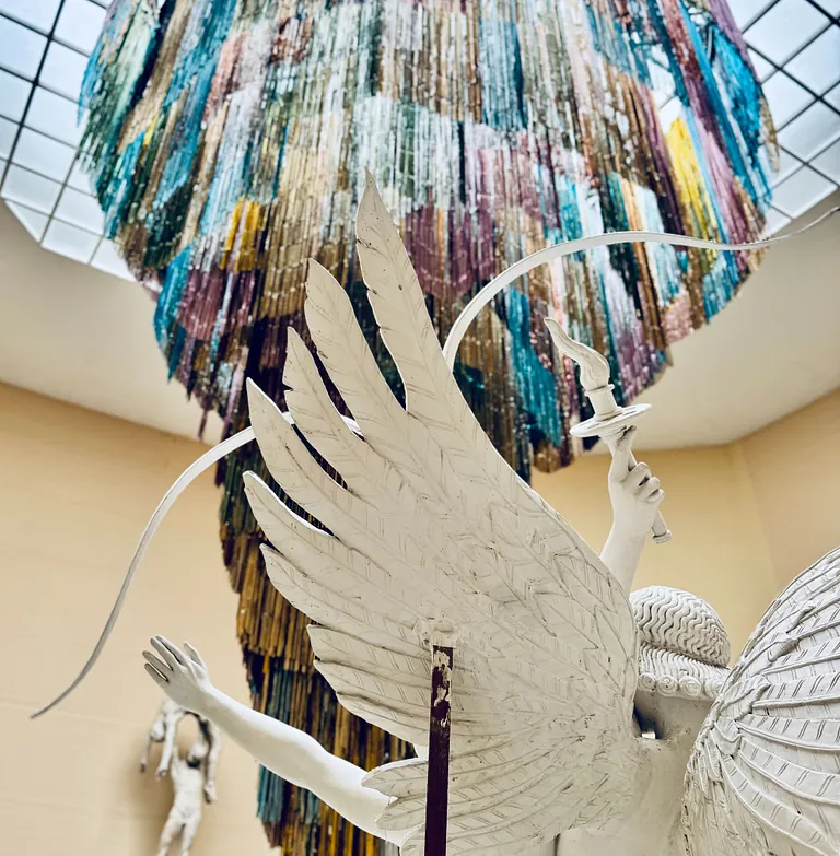 Esben Weile Kjær, Rainbow Tornado på Tegners Museum, 2025. Fotografi © nammagorium 